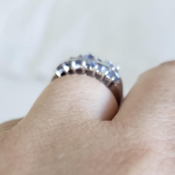 Size 7.75, 14K white Gold Tanzanite Ring, Trillion shaped stones, sizeable - Picture 4 of 8